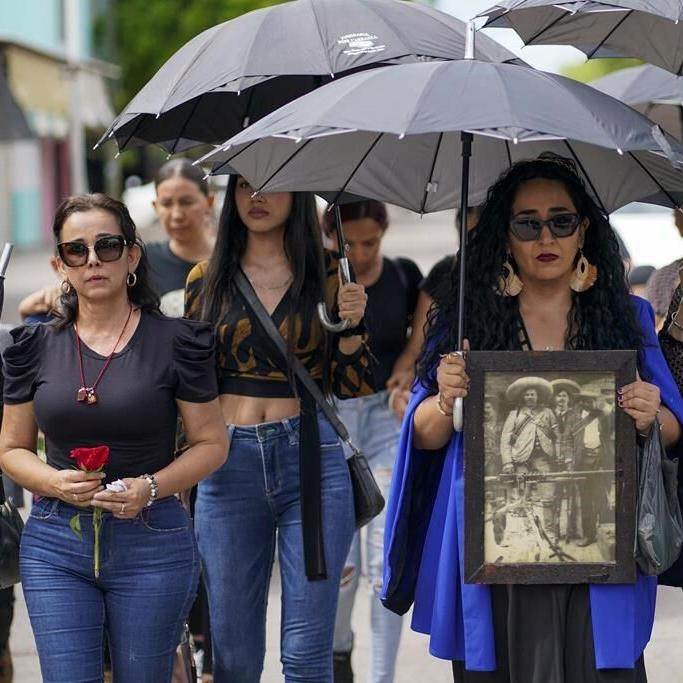 Mexican anti-cartel vigilante leader buried and with him, an armed citizens' movement